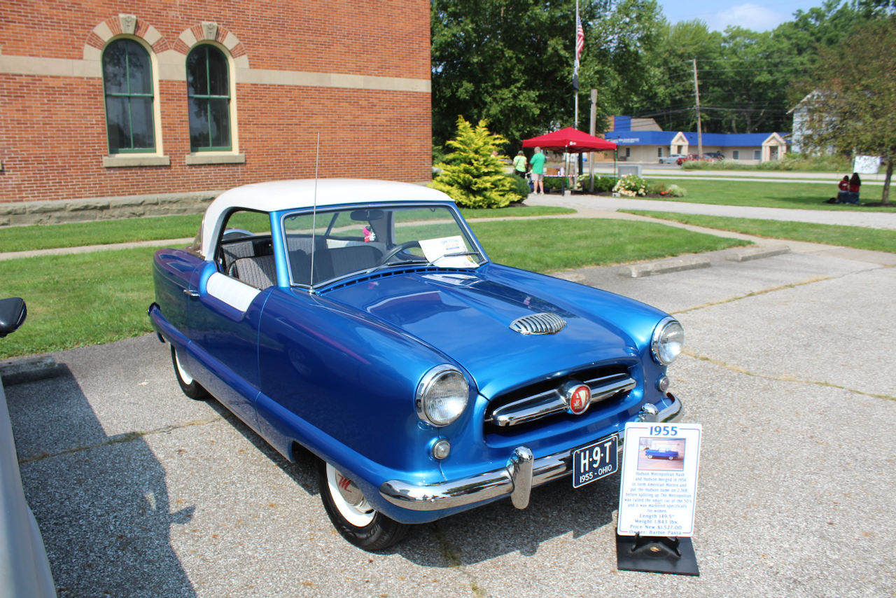 1955 Hudson Metropolitan Nash, blue and white, front three-quarter view